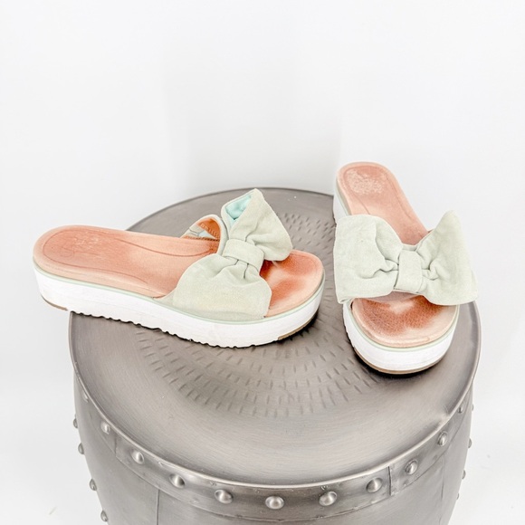 UGG Green and Cream Sandals Plush Comfort - Picture 2 of 5